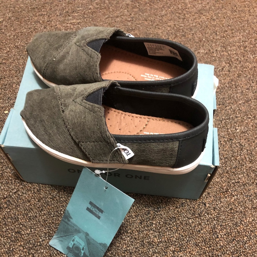 NWT Olive TOMS